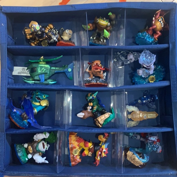 SKYLANDERS Collection & Case. 24 SKYLANDERS, 3 Trap Team crystals, and case. - Picture 2 of 9